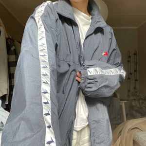 Vindjacka  - Mörkblå oversize vindjacka 