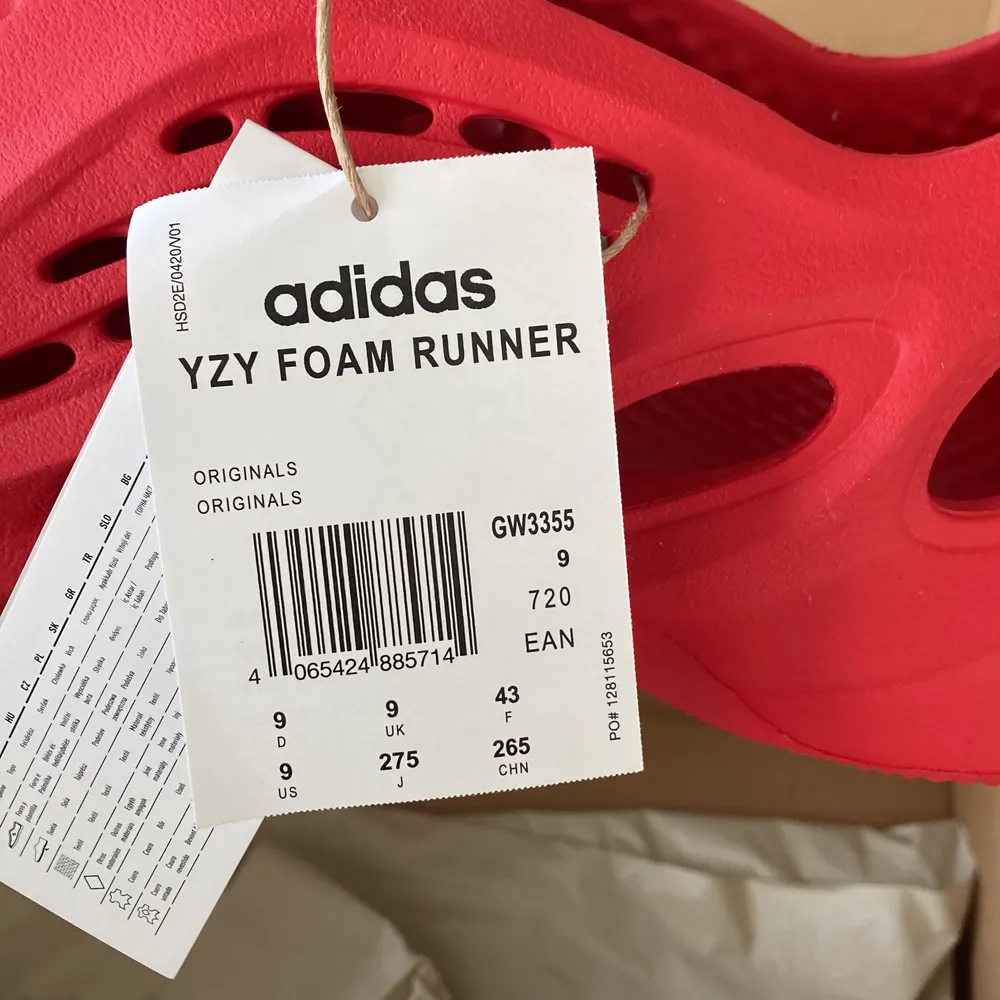 Helt oanvända yeezy foam runners ”vermillion”            (Köpta på Adidas hemsida på droppet). Skor.