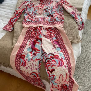 Helt nytt set - Helt nytt det med byxa och skjorta. Storlek xs. Fint till sommaren i härliga färger. Säljes pga fel storlek som inte passade.