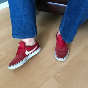 Röda nike  - Röda nike 300 eller bud, köparen står för frakt💕