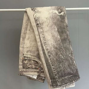 Our Legacy Digital Print - Our legacy byxor storlek 31. Använt fåtal gånger, kan mötas upp i karlstad annars står köparen för frakt. Cond 9/10