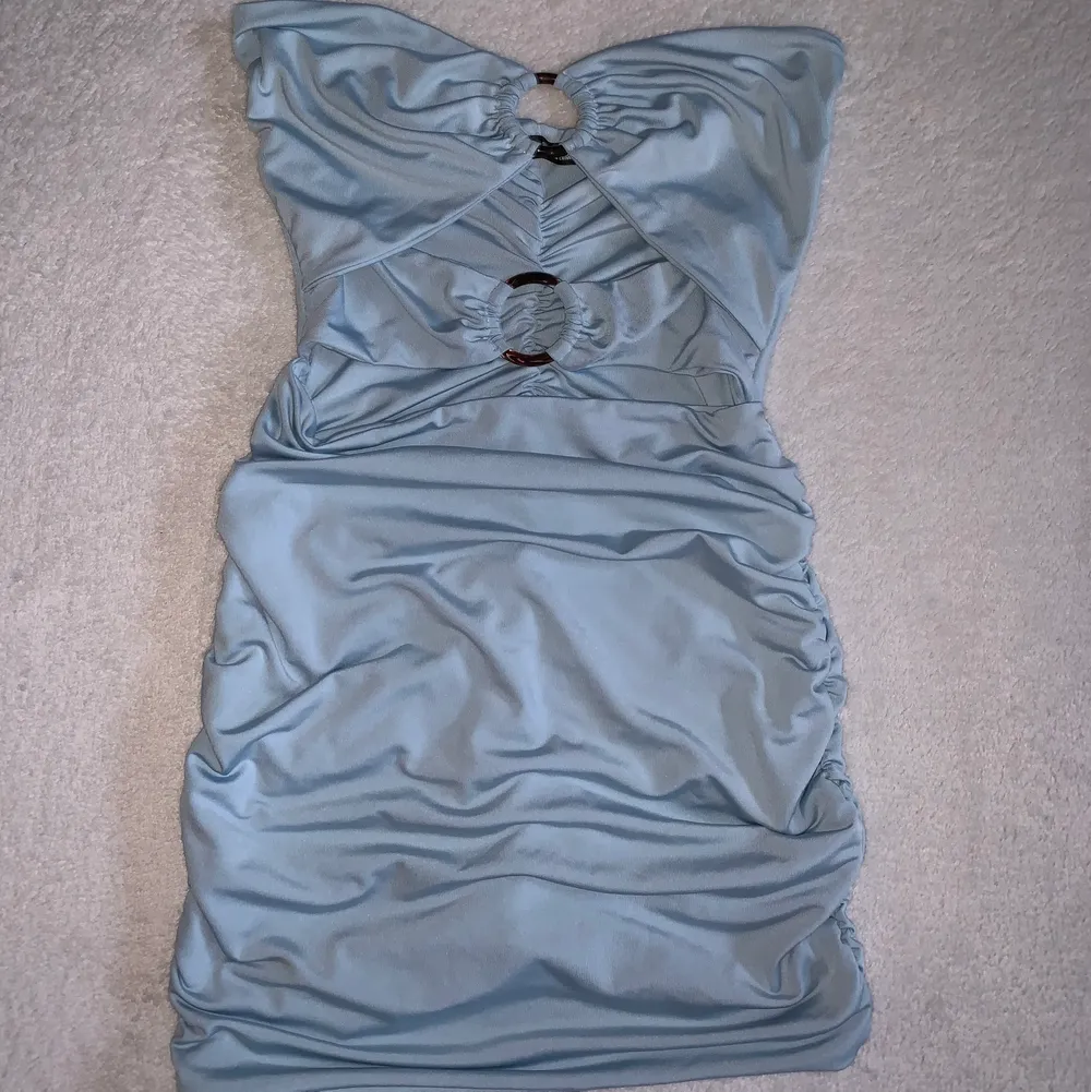 En oanvänd blå klänning från SHEIN, STRL: s/ 36 (frakt: 45kr). Klänningar.