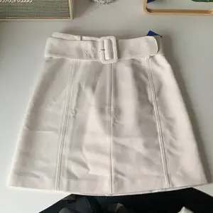 Säljer denna vita och as snygga kjol från hm som verkligen passar perfekt i sommar. Den har tyvärr blivit lite för liten för mig så säljer den gärna vidare. Bara att höra av dig ifall du är intresserad av detta kap🤝🤝🤝💓💓😃😃😃