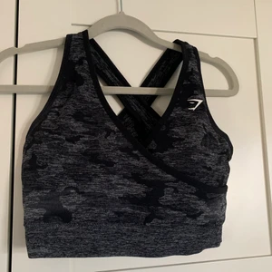 Gymshark sport-bh/träningstopp - Snygg sport-bh från Gymshark med medium support (går att ta ur paddingen). Använd endast fåtal gånger💗 (passar även storlek M)