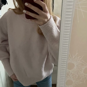 Stickad tröja  - Ljusrosa stickad tröja i storlek s ifrån hm. Säljer då den inte kommer till användning💓