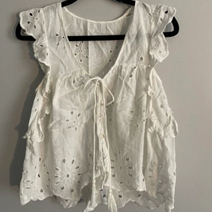 Vit topp - Söt sommartopp med knyt och knappar fram