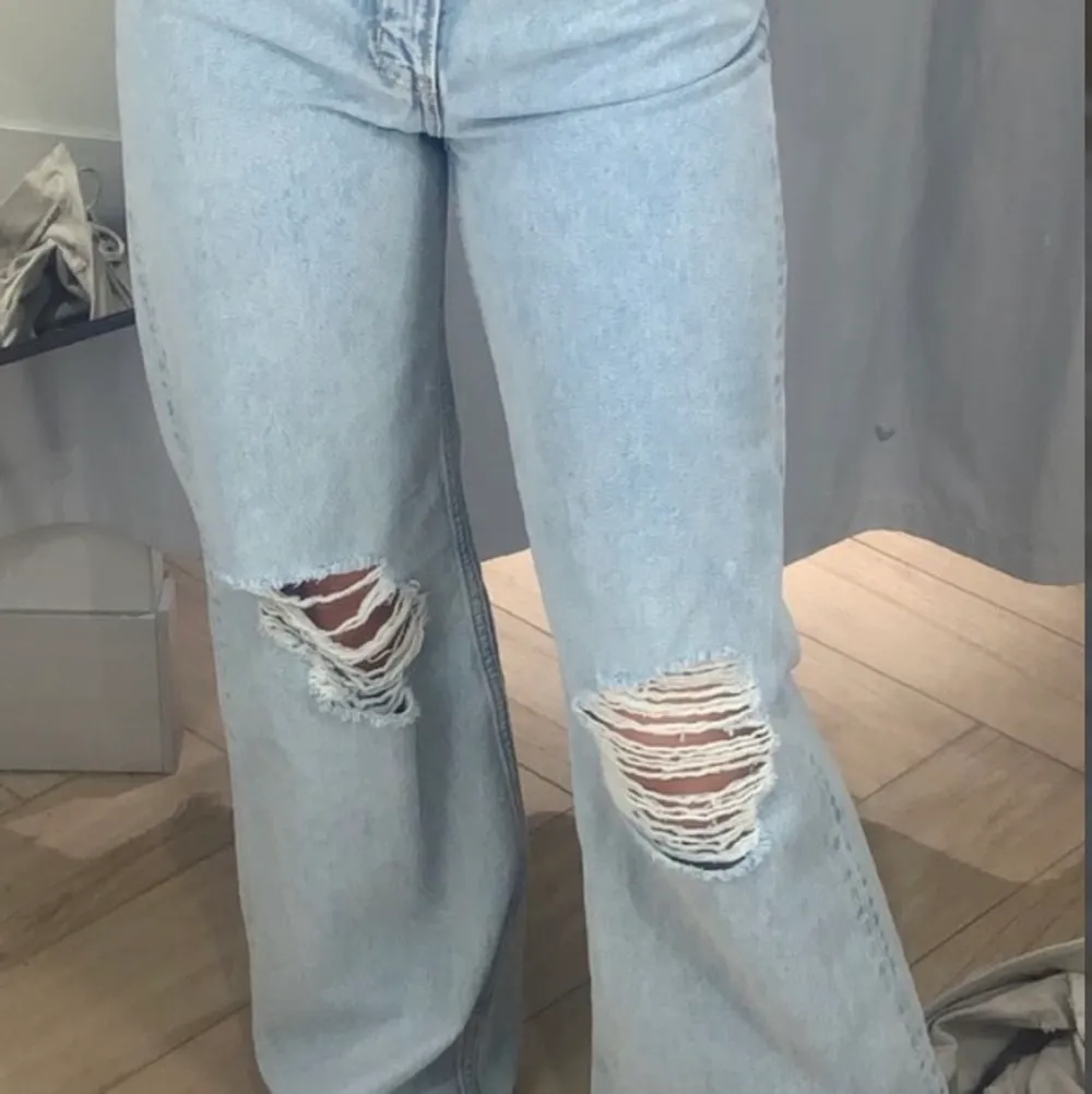 Väljer att sälja dessa supersnygga jeans från H&M, de är i storlek 36 men passar 34-36. Har använt 5-6 gånger men de är ändå i jättefint skick😊 Lite för långa på mig som är 160cm.. Jeans & Byxor.