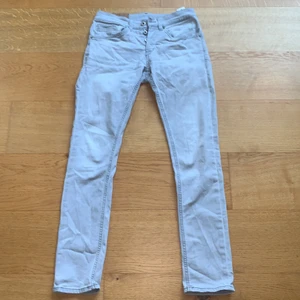 Dondup jeans - Gråa dondup jeans i modell george
