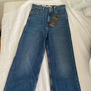 Levi Jeans - Hej! Säljer mina oanvända Levi jeans! Bara testade! Ny pris är 1079:-  Säljer mina för 600kr + frakt.   Prutat och klart!   Finns i Halmstad 🤍