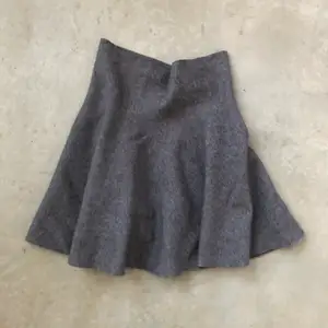 Super söt finstickad kjol från Zara som tyvärr inte kommer till användning. Väldigt stretchig och i superfint skick. 💕