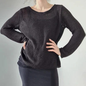 Supermysig stickad långärmad tröja - Supermysig, stickad, långärmad, svart, tröja med dragkedja i ryggen. Verkligen ett lättburet varmt plagg om man är frusen. 😌🥶  Tre maskor, där garnet har vidgats lite, se tredje bilden (1. Vid kragen, 2. Nedanför naveln, 3. Vid rumpan), därav lägre pris.🙂