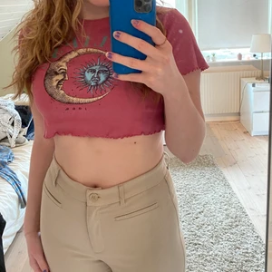 Urban outfitters topp - Supersöt urban outfitters topp med tryck som är perfekt nu till sommaren💕 finns inte längre att köpa!! Storlek m men skulle säga att den passar xs-m⚡️