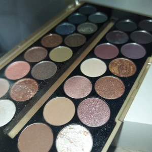 Två fina smink paltetter - Två dina smink palletter från olika märken men ändå funkar.Aldring använda men dom är jätte bra för har handra som är lika dana❤ 20rk plus frakt ❤🥰