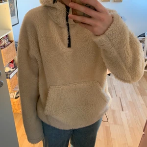 Teddy tröja/jacka - Teddy jacka eller tjocktröjan! Köpt på urban outfitters (herravdelning). Har ett hål i fickan på magen, lätt lagat! 