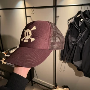 Stüssy Trucker Keps - Vintage  - En vintage stüssy keps med brun färg. Köpt på ettresex får några månader sedan. Passade inte min huvud form så därför är ligger den uppe här.