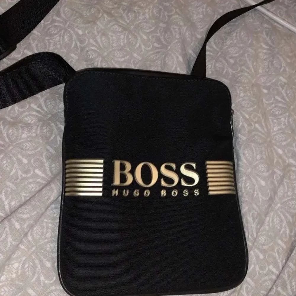 Hej, jag säljer denna Hugo boss väska som aldrig kommer till användning. Den har inga skavanker och är i 10/10 skick, säljer den för 500kr men kan tänka mig och sälja den för mindre . Väskor.