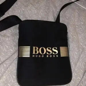 Hej, jag säljer denna Hugo boss väska som aldrig kommer till användning. Den har inga skavanker och är i 10/10 skick, säljer den för 500kr men kan tänka mig och sälja den för mindre 