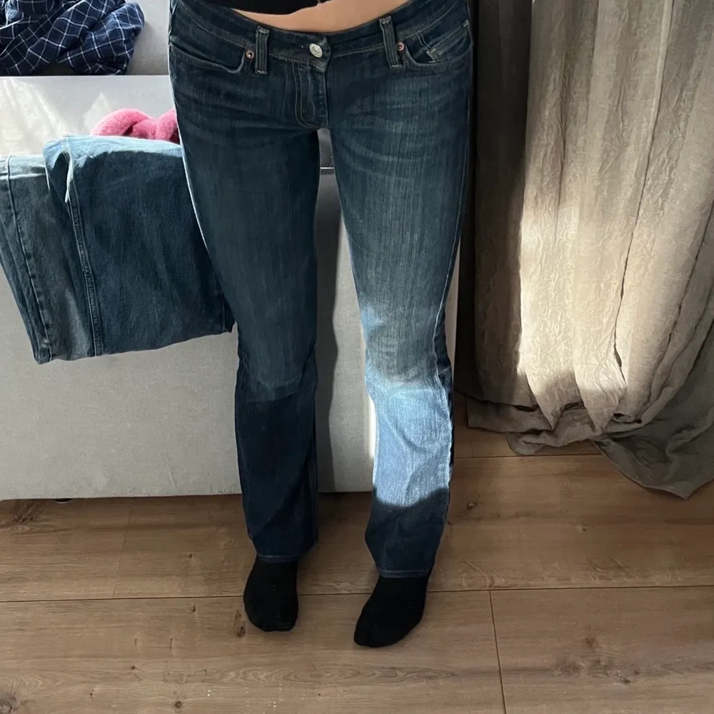 Blåa lågmidjade jeans! Jag är 168cm. (Första bilden är lånad från förra ägaren) Det är bara att skriva om du vill ha fler bilder eller har någon fråga!💘 Köp direkt för: 250kr!💞. Jeans & Byxor.