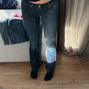 Blåa lågmidjade jeans! Jag är 168cm. (Första bilden är lånad från förra ägaren) Det är bara att skriva om du vill ha fler bilder eller har någon fråga!💘 Köp direkt för: 250kr!💞