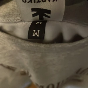 Kaotiko grå sweatshirt - En grå sweatshirt i väldigt bra skick som knappt är använd. Köptes för ungefär 550