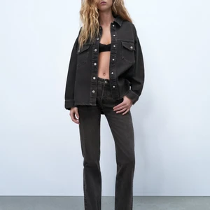 Mid rise jeans - Säljer mina snygga och populära mid rise jeans från zara eftersom att jag har två par! Bra skick, storlek 36 och går ner till marken på mig är 165. Egna bilder kan fås vid intresse!💗 ‼️så länge annonsen är kvar är de kvar‼️