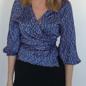 Rodebjer sail wings omlott - Använd några gånger så i väldigt fint skick! Så snygg topp till ett år ljus jeans nu i vår! Storlek XS men rätt stor i storleken - passar mig som är storlek S.