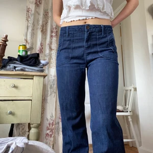 Blåa vida jeans - Visa blåa jeans köpta second hand, använda några gånger, bra skick 