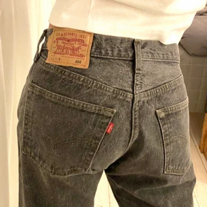 Vintage levis 501 - INTRESSEKOLL på dessa otroliga vintage levis 501 i en så fin grå färg! Midjemått 40, innerben 81cm, sitter snyggt oversize på mig som brukar ha 36 och är ca 168! Perfekta nu till sommaren! Skriv för frågor, mått eller fler bilder!💕💕💞 BUD PÅ: 800kr💕