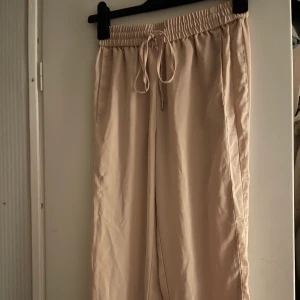 Byxor - Fina lite tunnare byxor, storlek 34. Finns i Visby men kan skickas om köparen står för frakten. Vet inte vad frakten blir så det som står är bara vad jag tror kanske blir billigare.