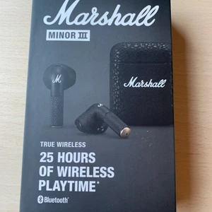 Marshall Minor III True Wireless-lurar - Minor III ger dig Marshalls signaturljud utan krångel. Med lång batteritid och helt trådlöst utförande kan du bära med dig din musik överallt. Bluetooth 5.2 ger riktigt stabil anslutning i alla situationer. Ladda dem var som helst med det bärbara kompakta laddningsfodralet. Minor III kommer att imponera med sina skräddarsydda 12 mm-element som ger förbättrad bas, mjukt mellanregister och tydliga diskanter. Upplev ljud av Marshall när det är som bäst.