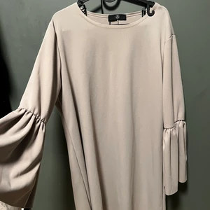 Missguided klänning  - Oanvänd klänning från missguided med fjärillarmar, superfin och enkel.