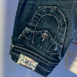 True religion  - Lågmidjade bootcut jeans från true religion, storlek 25-26. Jag är ca 163,5cm och bär vanligtvis stl 34. Midjemåttet tvärsöver är 36,5cm och innerbenslängden är 76cm. Hör av er vid intresse eller funderingar. Använd inte köp nu funktionen.😇