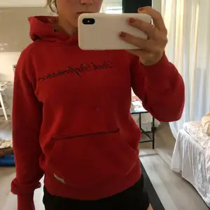 Röd hoodie från peak performance, fint skick. Storlek M 