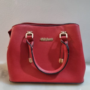 Handväskor i bra skick  - Använder inte dessa Handväskor och därför säljer jag dem. De är i bra skick och är använda ett få antal gånger! 1 väska för 100kr alla tre för 250kr 