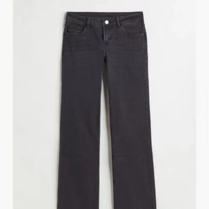 Low waist jeans - Helt oanvända Low waist jeans från HM!! Slutsålda i alla storlekar på hemsidan så säljer endast vid bra bud‼️Storlek 34, ordinariepris 249kr