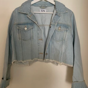 Jeansjacka  - Knappt använd jeansjacka storlek 42 