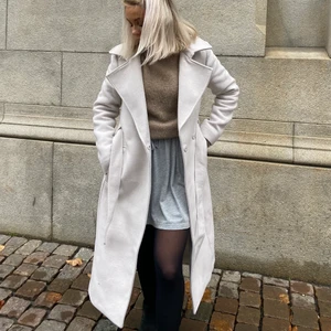 Beige kappa - Säljer denna fina kappa från nakd!! Super fin och inga skador, använd några gånger 💕 möts också upp. Vid större intresse vinner högsta bud, även vid snabb affär kan priset diskuteras 