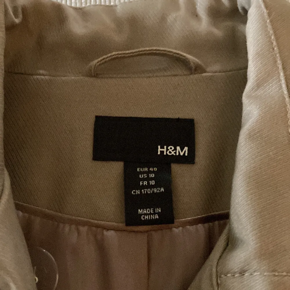Använd ett fåtal gånger  Köpt på H&M för ca 10 år sedan Silkigt foder Snygga detaljer. Jackor.