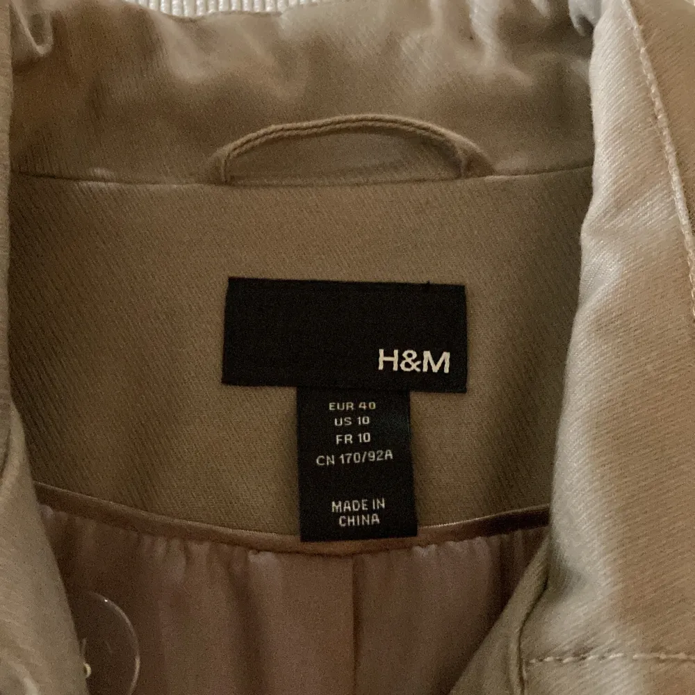 Använd ett fåtal gånger Köpt på H&M för ca 10 år sedan Silkigt foder Snygga detaljer. Takit.