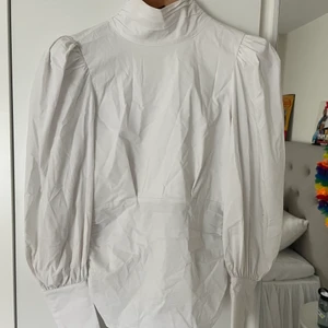 Skjorta  - Vit skjorta från Gina med öppen rygg och knytning bakom ryggen 