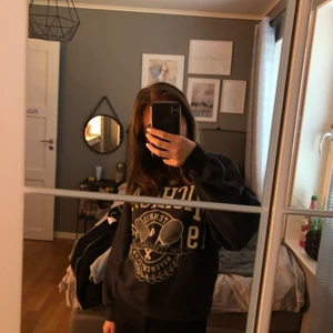 Gina Tricot sweatshirt  - Jag säljer min mörkgråa sweatshirt ifrån gina tricot i stl Xxs. Jag använder den inte längre o säljer därför den i mycket bra skick💖