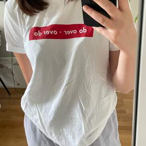 En vit t-shirt med ”Do over - over do” text, passar både killar och tjejer. Använd några fåtals gånger då jag inte tyckt den varit min stil, 