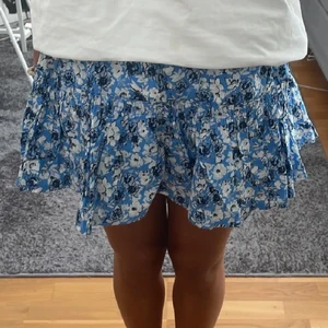 Kjol zara - Säljer denna kjol från zara barn, den är i storlek 152 ( xs och s). Kjolen är i nyskick och säljer för 200 kr💕 pris kan diskuteras 