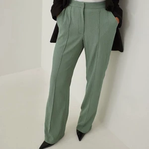 NA-KD kostymbyxor  - Säljer dessa kostymbyxor från NA-KD. Aldrig använda då dom är för stora för mig.  Nypris 429kr  