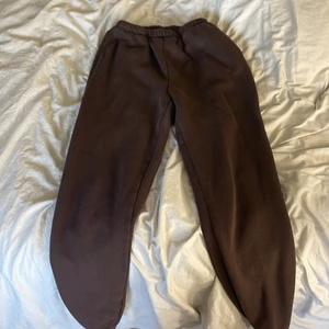Bruna mjukisbyxor  - Säljer mina bruna mjukisbyxor från GinaTricot! Säljer då de inte kommer till användning. Storlek M💗 Vet inte vad jag köpte dom för med säljer för 100kr💗