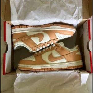 Nike Air Jordan - Storlek: EUR 36.5 & EUR 39                UK 3.5 & UK 5.5  Färg: Vit/ Orange  (Finns 2 par)  1000:- / styck  Helt nya och oanvända med kartong