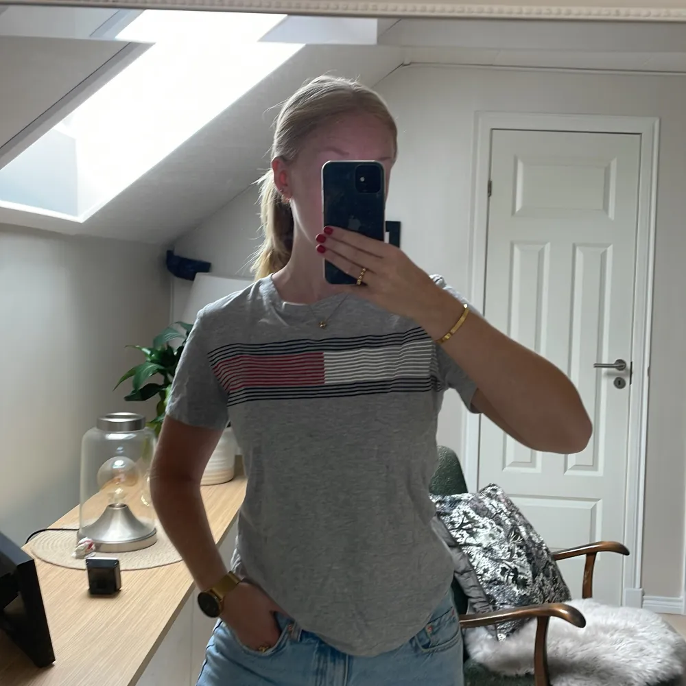 Säljer denna gråa Tommy Hilfiger t-shirt från Kids Brand Store. Är i storlek 164 men passar mig som vanligtvis har S. Säljer då den inte kommer till användning längre. Tröjan har inga defekter. Hör av er vid frågor!🤍. T-shirts.