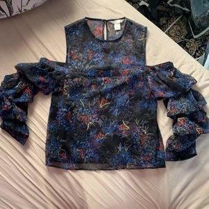 Tröja - Off-shoulder tröja som är väldigt festlig och med massa färger. Oanvändbar och i perfekt skick!😍