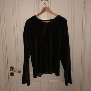 mysig och höstig tröja - 80% bomull, 20% polyester. super skön och lätt att ha på sig. står storlek xl men jag skulle säga nånstans mellan m/l. färgen ändras också beroende på belysning så ibland är den brun, ibland grön. vet faktiskt inte vart tröjan är ifrån. frakt ingår ej. 