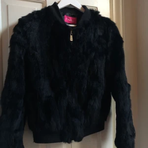 Pälsjacka  - Svart pälsjacka från diabless. Fint skick i storlek 36!